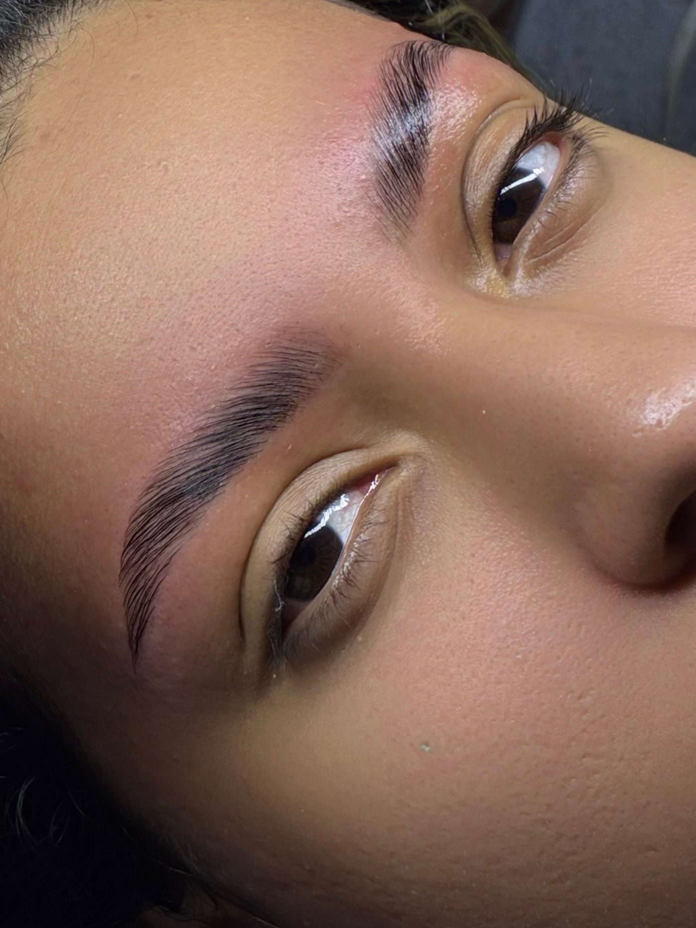 Close de sobrancelha depois do brow lamination